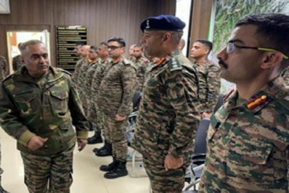 जम्मू-कश्मीर में सेना प्रमुख जनरल मनोज पांडे ने किया पुंछ का दौरा, सभी चुनौतियों के खिलाफ दृढ़ और स्थिर रहने के लिए किया प्रोत्साहित