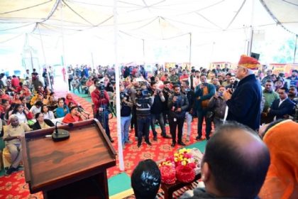 शिविर को संबोधित करते केन्द्रीय मंत्री।