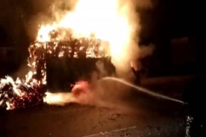 BJP की अयोध्या जा रही लव कुश रथ यात्रा में शामिल हवनकुंड के ट्रक में लगी आग, चालक घायल