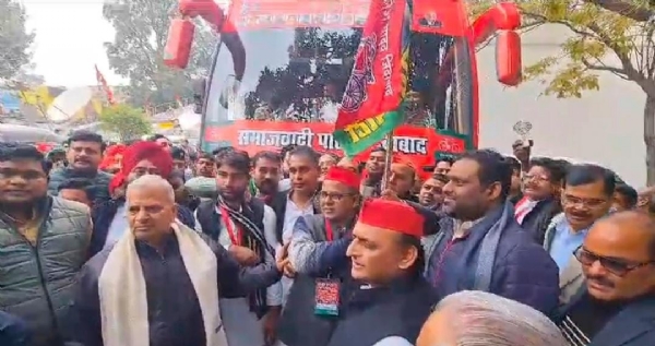अखिलेश यादव ने पीडीए यात्रा को हरी झंडी दिखाकर रवाना किया