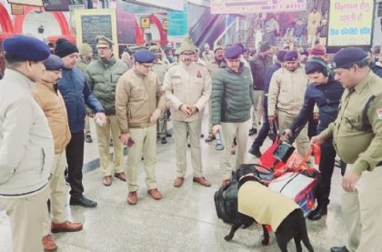 चैकिंग करते पुलिस अधिकारी व जानकारी देते एसपी सिटी