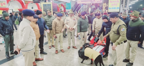 चैकिंग करते पुलिस अधिकारी व जानकारी देते एसपी सिटी