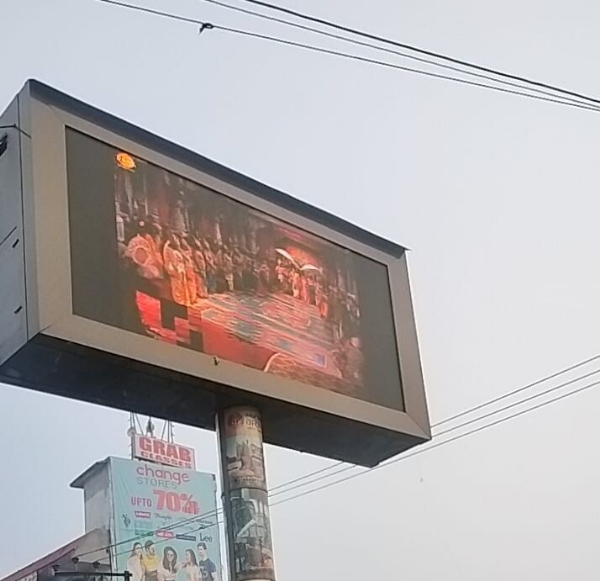 शहर में लगे एल0ई0डी0 स्क्रीन