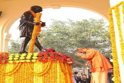 आत्मनिर्भर भारत के संकल्प की सिद्धि का मार्ग प्रशस्त करते हैं बापू के विचार : योगी