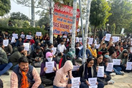 आरएएस भर्ती परीक्षा बढाने की मांग: राजस्थान यूनिवर्सिटी के बाहर पर धरना-प्रदर्शन