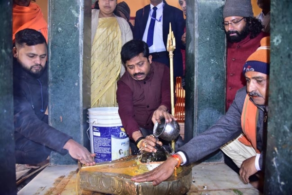 मंत्री नन्दी सफाई करते