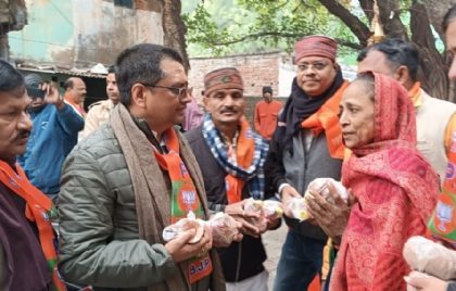 सेवा बस्ती में घर— घर  दीया बांटते भाजपा नेता—फोटो बच्चा गुप्ता