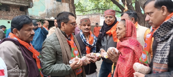 सेवा बस्ती में घर— घर  दीया बांटते भाजपा नेता—फोटो बच्चा गुप्ता