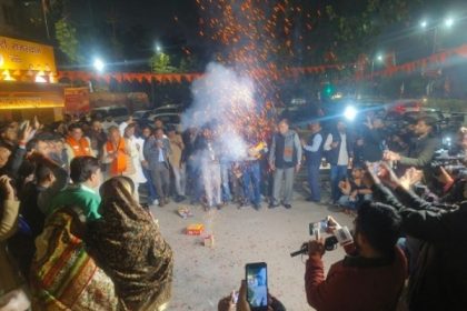 ईआरसीपी पर राजस्थान और मध्यप्रदेश के बीच हुए एमओयू पर भाजपा कार्यकर्ताओं ने मिठाई बांट और आतिशबाजी कर खुशी जताई