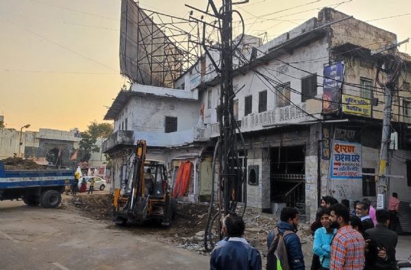 उदयपुर के देहलीगेट चौराहे पर अतिक्रमण के खिलाफ बड़ी कार्रवाई
