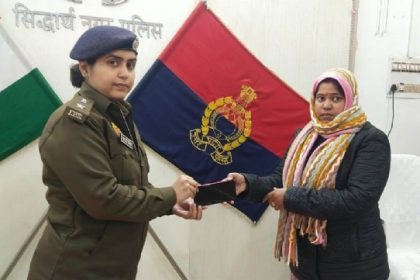 एक सौ इक्कीस लोगों को दिया गया उनका खोया हुआ मोबाइल