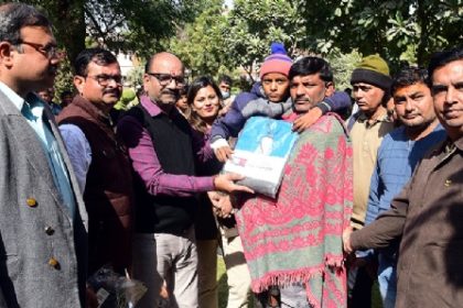 कैंसर पीड़ित बच्चों, मरीजों को कंबल-गर्म कपड़े व गुड़ से बने उत्पाद बांटे