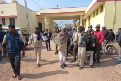 कोहरे में मोड़ नहीं दिखा तो खेत में पलटा ट्रैक्टर, दो युवक दबे-एक की मौत