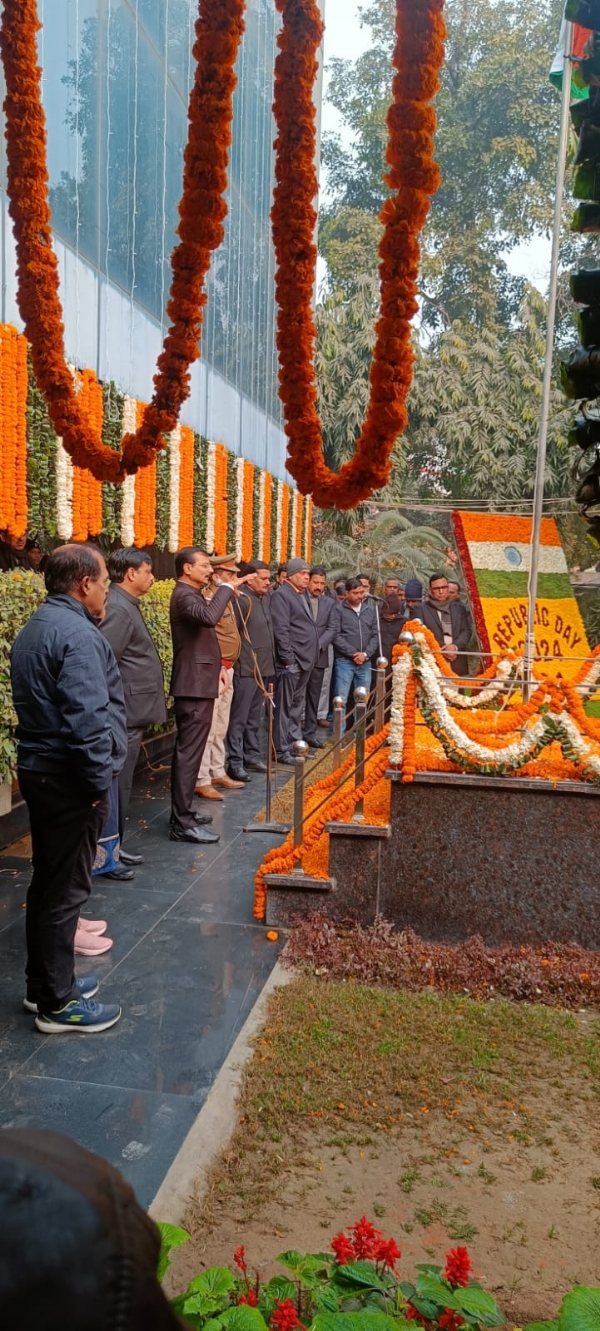 गाजियाबाद : चारों ओर गणतंत्र दिवस की धूम, महापौर ने फहराया तिरंगा