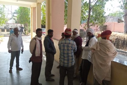 घर के आंगन में मिला प्रौढ़ का शव