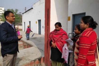 जिलाधिकारी मतदाताओं से बातचीत करते हुए: फोटो बच्चा गुप्ता
