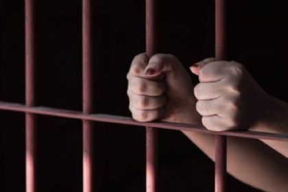 जेल की सलाखों में धुंआ हो रही कैदियों की जिंदगी