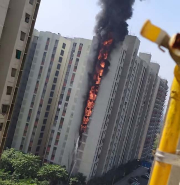 डोंबिवली में बहुमंजिला इमारत में आग लगने से अफरातफरी, सभी सुरक्षित