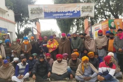 तीरथ सिंह के हत्यारोपितों की गिरफ्तारी को लोगों का थाने पर धरना