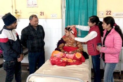 धौलपुर में मरीज की स्वास्थय जांच करते डाक्टर।
