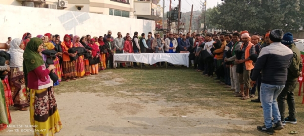  सफाई कर्मियों में कंबल बांटते विधायक नीलकंठ तिवारी:फोटो बच्चा गुप्ता