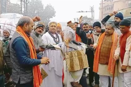 पश्चिम बंगाल में साधु-संतों की हत्या को लेकर ममता बनर्जी का फूंका पुतला