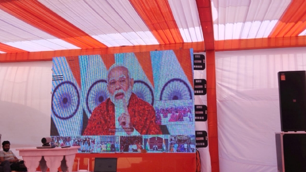 पाल माविता में आयोजित विकसित भारत संकल्प यात्रा में प्रधानमंत्री मोदी से संवाद करती ममता डिंडोर व सांसद कनकमल कटारा तथा पीएम आवास योजना में मिला ममता का घर व परिवारजन के साथ ममता डिंडोर।