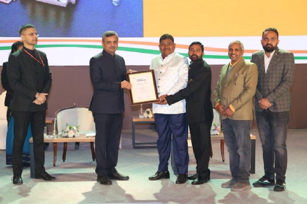 नई दिल्ली के लोक मण्डपम सभा भवन में स्वच्छ सिटी का खिताब हासिल करते सभापति व उपसभापति।