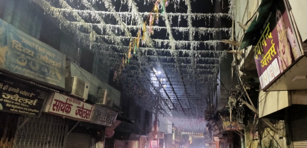 प्राण-प्रतिष्ठा : रंग बिरंगी झालरों से सजने लगे बाजार, दुकानों पर लगे जय श्रीराम के झंडे