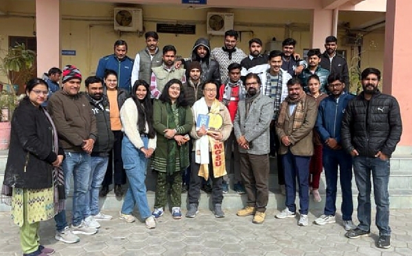 बीकानेर में विद्यार्थियों से दक्षिण कोरिया के शिक्षाविद बे सुंग वॉन ने किया संवाद