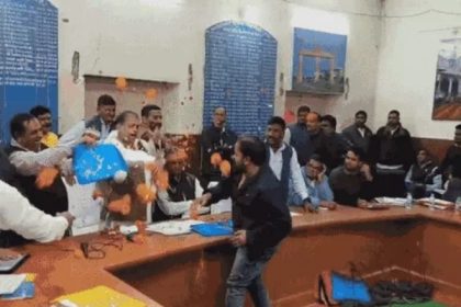 भ्रष्टाचार के आरोप पर पालिका चेयरमैन और महिला पार्षद आमने-सामने, चप्पल-माला फेंकी