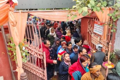मकर संक्रांति पर देवगुरु बृहस्पति के दरबार में सजी भव्य झांकी, प्रसाद वितरण