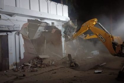 mafiyo ke awaidh makan per bulldozer