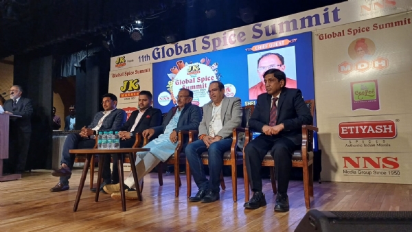 समिट में मौजूद विधानसभा अध्यक्ष।