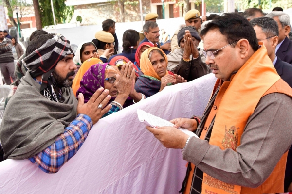 मुख्यमंत्री निवास पर जनसुनवाई करते मुख्यमंत्री।