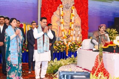 मुख्यमंत्री पहुंचे श्रीमद् भागवत कथा सुनने