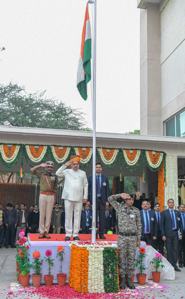 मुख्यमंत्री भजनलाल शर्मा ने मुख्यमंत्री निवास पर फहराया ध्वज