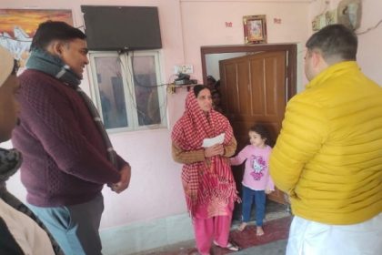 पीड़ित को चेक देने पहुंचे शदर विधायक शलभ मणि त्रिपाठी