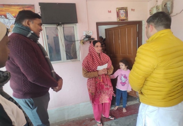 पीड़ित को चेक देने पहुंचे शदर विधायक शलभ मणि त्रिपाठी