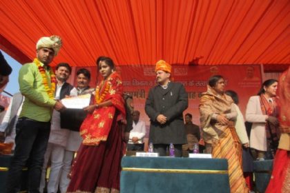 मुख्यमंत्री सामूहिक विवाह में 224 जोड़ों ने एक दूसरे को पहनाई वरमाला