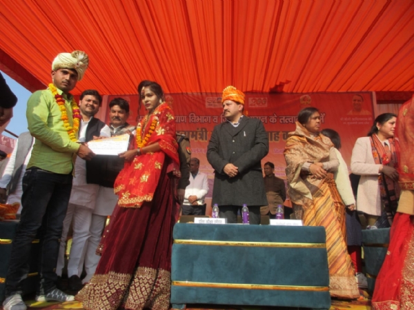 फोटो-27 एचएएम-1डीएम और एसपी समेत अन्य माननीय लोगों ने वर वधु को दिया आशीर्वाद