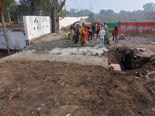 फोटो-25 एचएएम-5राजमार्ग प्राधिकरण की रोक के बाद ठेकेदार ने रातों रात बना दी पुलिया