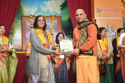 Children were mesmerized by singing bhajans at Ram Aayenge Heritage Fest.