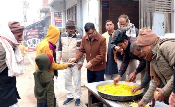 धौलपुर में सजी झांकी,मिठाई िवतरण एवं मिहला गीत।