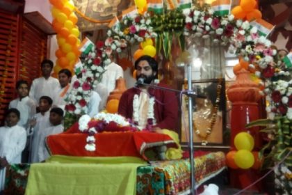 राम जन्मभूमि मंदिर में हुई प्राण प्रतिष्ठा के उपलक्ष में श्री साईं शौर्य मंदिर मिलन विहार मुरादाबाद में रामकथा करते पंडित सत्यानंद आचार्य।