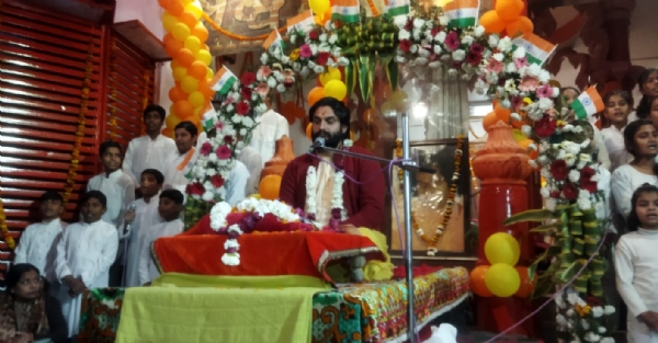 राम जन्मभूमि मंदिर में हुई प्राण प्रतिष्ठा के उपलक्ष में श्री साईं शौर्य मंदिर मिलन विहार मुरादाबाद में रामकथा करते पंडित सत्यानंद आचार्य।