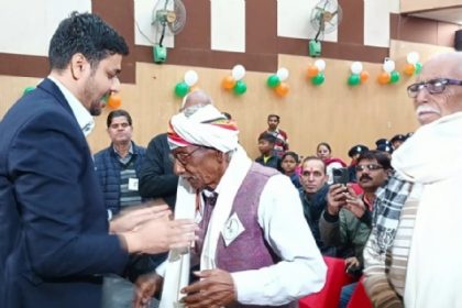 राष्ट्रीय मतदाता दिवस : पहली बार मतदाता बने युवाओं को मंडलायुक्त ने दिये मतदाता पहचान पत्र