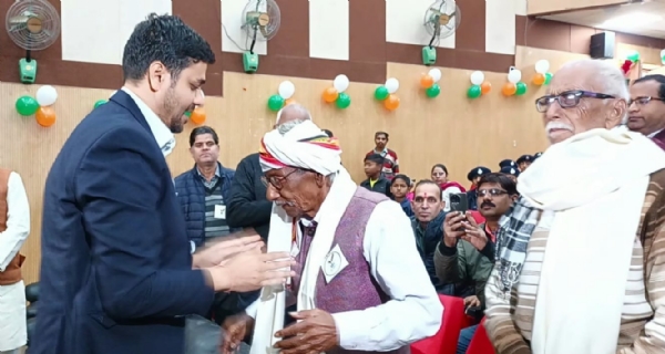 राष्ट्रीय मतदाता दिवस : पहली बार मतदाता बने युवाओं को मंडलायुक्त ने दिये मतदाता पहचान पत्र