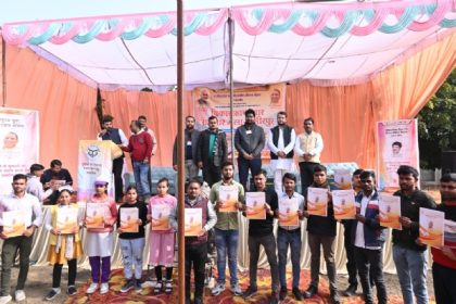 फोटो-08 एचएएम-2चयनित युवाओं को अध्यक्ष ने दिए नियुक्ति पत्र