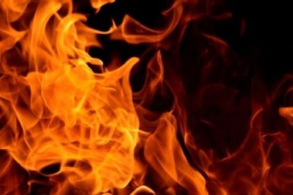 लखनऊ: आग की चपेट में आकर कई झुग्गी-झोपड़ियां जलीं